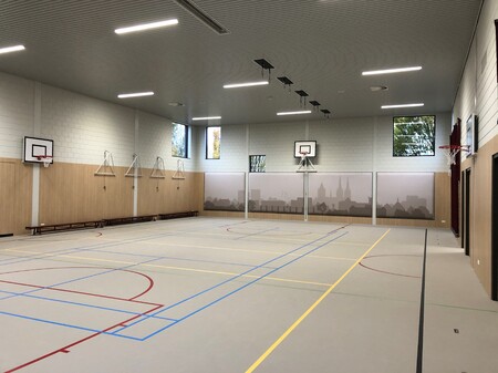 Nieuwbouw gymzaal met parkeerterrein in Cuijk